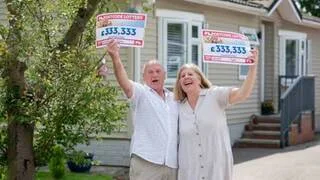 IL ACHÈTE INVOLONTAIREMENT DEUX TICKETS DE LOTERIE… ET DOUBLE SON JACKPOT : « LA PLUS BELLE ERREUR DE MA VIE »