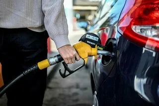 PRÉSIDENTIELLE 2027 : FACE À L’INFLATION DES PRIX DES CARBURANTS, QUE PROPOSENT LES CANDIDATS ?