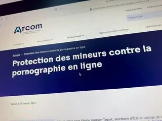 VÉRIFICATION D’ÂGE : UNE TRENTAINE DE SITES PORNOGRAPHIQUES VISÉE PAR DES PROCÉDURES DE L’ARCOM