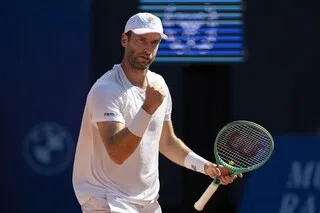 TENNIS. « C’EST INCROYABLE » : QUENTIN HALYS RAVI APRÈS SON PREMIER TITRE SUR LE CIRCUIT ATP DÉCROCHÉ À KITZBÜHEL