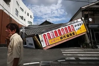 EN IMAGES : AU MOINS TREIZE MORTS ET UNE CENTAINE DE BLESSÉS DANS UN SÉISME AU JAPON, DES « DÉGÂTS CONSIDÉRABLES »