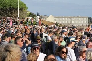 « ON N’A JAMAIS VU UNE TELLE FOULE À CONCARNEAU » : ENTRE 15 000 ET 20 000 PERSONNES LORS DE L’HOMMAGE À CHARLIE DALIN