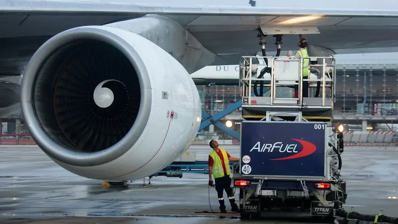 « LES COMPAGNIES AÉRIENNES ONT BESOIN DE RECONSTITUER DES MARGES »: POURQUOI LES PRIX DES BILLETS D’AVION N’ONT PAS BAISSÉ ALORS QUE CEUX DU KÉROSÈNE ONT FONDU