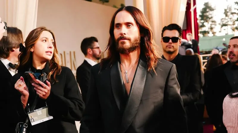 QUATRE FEMMES ACCUSENT JARED LETO DE COMPORTEMENT SEXUEL ILLICITE DANS UN DOCUMENTAIRE DE LA BBC