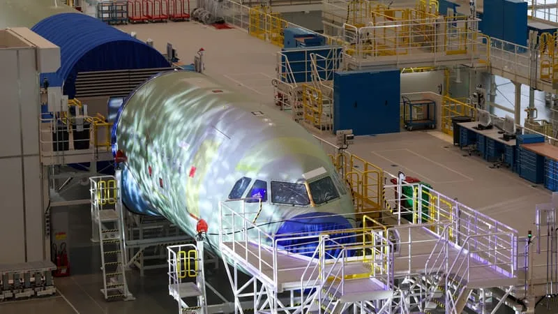 MOINS D’ »ÉVÉNEMENTS CORPORATIFS » OU DE « PARTICIPATION À DES CONFÉRENCES ET SALONS »… AIRBUS VEUT RÉDUIRE DE 10% LES « DÉPENSES NON ESSENTIELLES » ALORS QUE LE SECTEUR AÉRIEN EST FRAGILISÉ PAR LA GUERRE AU MOYEN-ORIENT