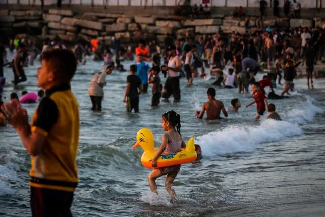 À GAZA, DES COURS DE NATATION POUR “OUBLIER LES HORREURS DE LA GUERRE”