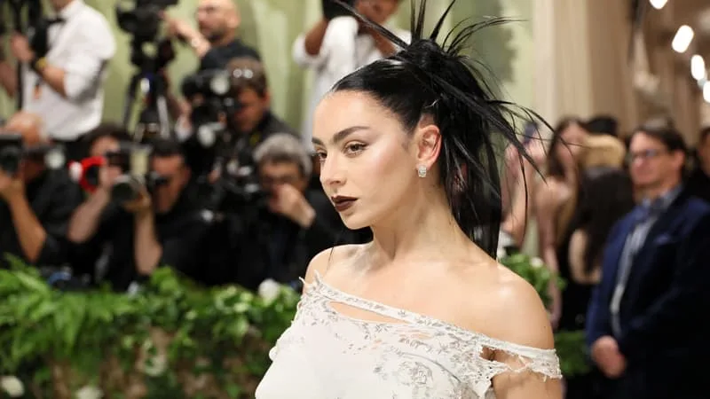 CHARLI XCX S’ÉLOIGNE DE L’HYPERPOP DE « BRAT » POUR SON NOUVEL ALBUM