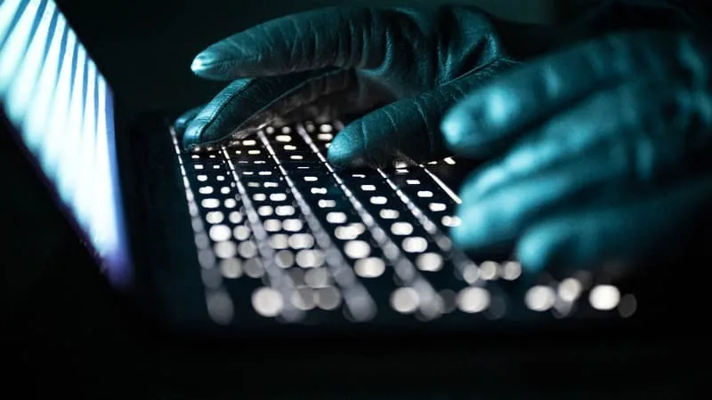 ENVOYER UN MESSAGE ANXIOGÈNE À LA VICTIME POUR QU’ELLE PAIE UN PRÉTENDU SERVICE DE DÉPANNAGE: AVEC 2,54 MILLIONS DE TENTATIVES BLOQUÉES EN 2026, LA FRANCE EST LE DEUXIÈME PAYS AU MONDE LE PLUS CIBLÉ PAR L’ARNAQUE AU FAUX SUPPORT TECHNIQUE