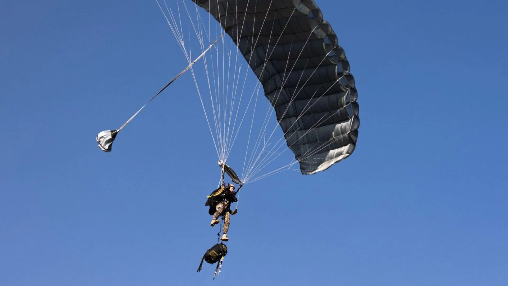 IL N’EXISTE QU’UN SEUL PARACHUTE AU MONDE CERTIFIÉ À SAUTER DEPUIS 10 000 MÈTRES, ET IL EST FRANÇAIS