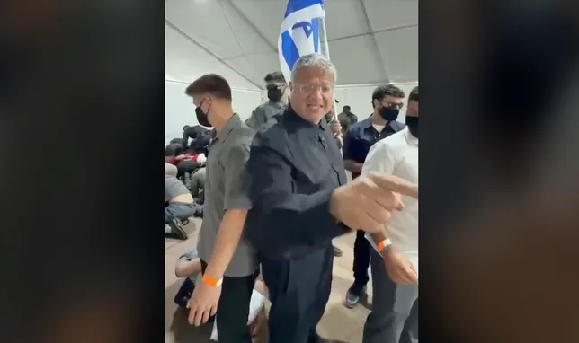 LES IMAGES DES MEMBRES DE LA FLOTTILLE HUMILIÉS EN ISRAËL DÉCLENCHENT UN INCIDENT DIPLOMATIQUE