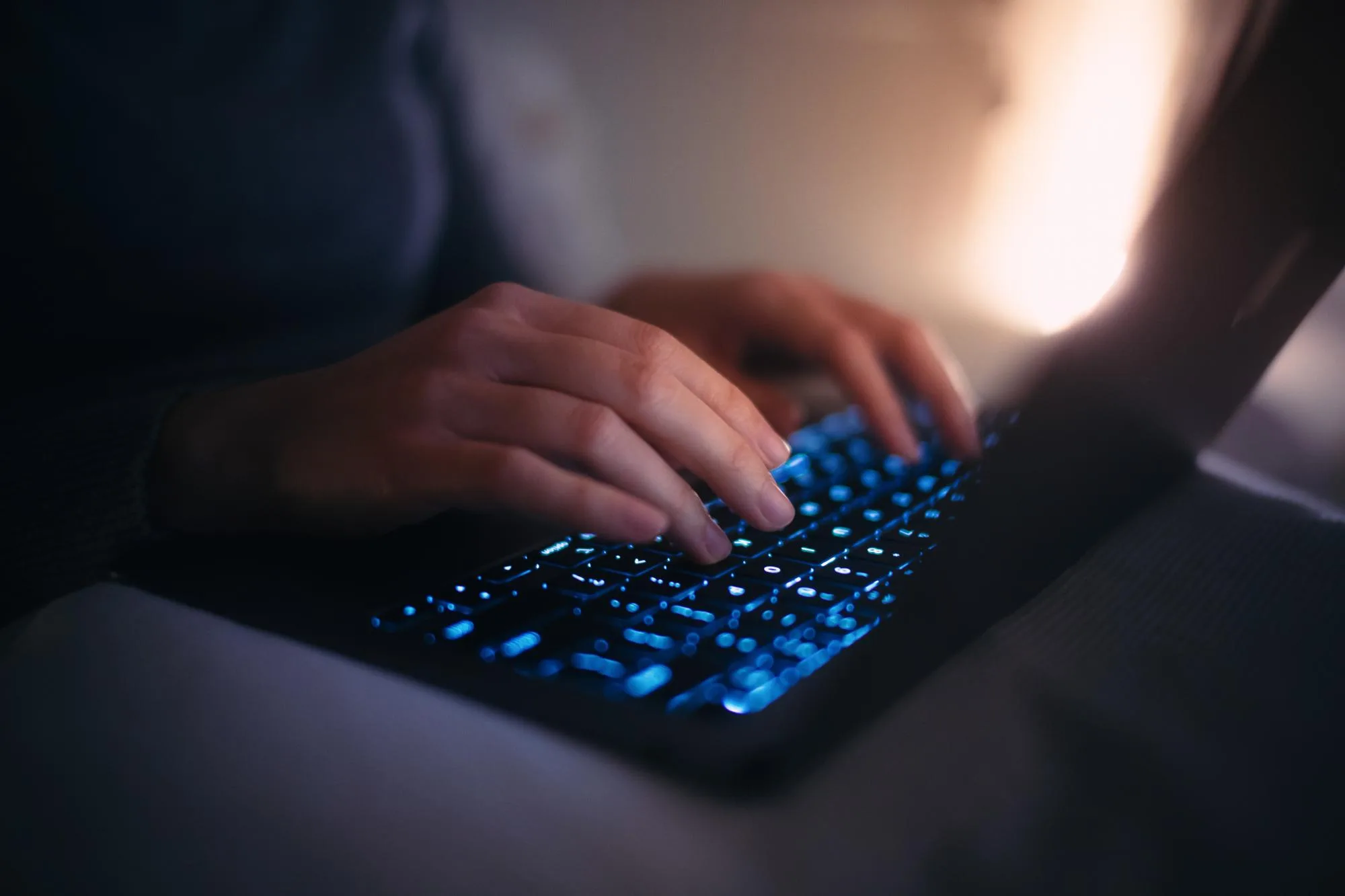 EN LIGNE, LES VIOLENCES SEXUELLES ENVERS LES MINEURS SURVIENNENT DE PLUS EN PLUS TÔT, ALERTE E-ENFANCE