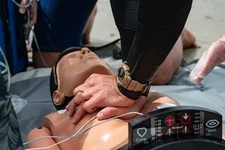 UN MASSAGE CARDIAQUE DE 27 HEURES : POUR SENSIBILISER AUX GESTES DE PREMIERS SECOURS, IL BAT LE RECORD DU MONDE