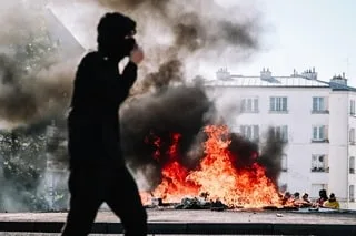 VIOLENCES DU 17 OCTOBRE : « IL Y AURA UN AVANT ET UN APRÈS », SELON LE POLITOLOGUE BRUNO CAUTRÈS