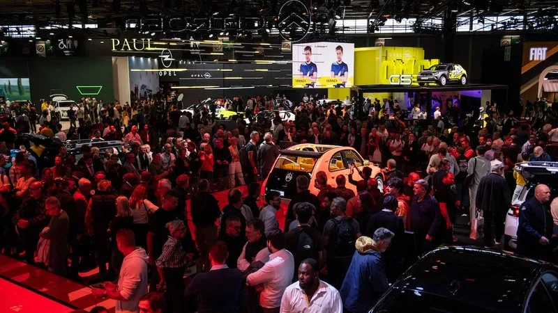 LES VENTES DE VOITURES PATINENT MAIS LES FRANÇAIS SE RUENT AU MONDIAL DE L’AUTO: UN RECORD DE 86.000 VISITEURS PAR JOUR POUR ADMIRER LES VOITURES (AVEC UN TIERS DE MARQUES CHINOISES)