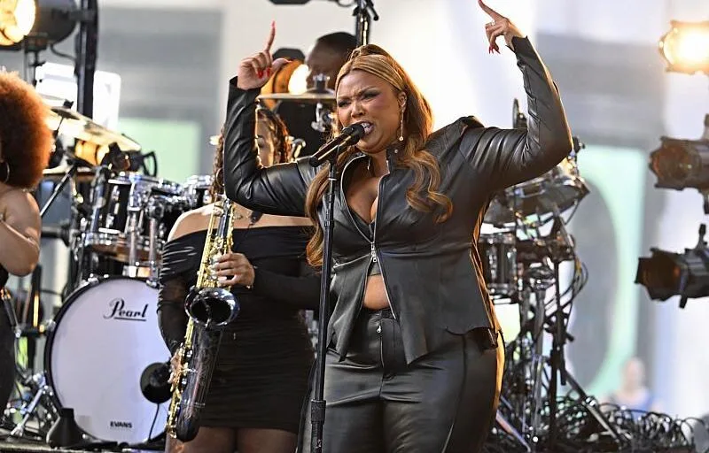 LIZZO FAIT LA COUVERTURE DU NOUVEAU NUMÉRO SPÉCIAL MAILLOTS DE « SPORTS ILLUSTRATED »