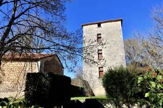 « UNE OPPORTUNITÉ EXCEPTIONNELLE » : UNE FAMILLE VEND SON DONJON MÉDIÉVAL RÉNOVÉ EN HABITATION POUR MOINS DE 450 000 €