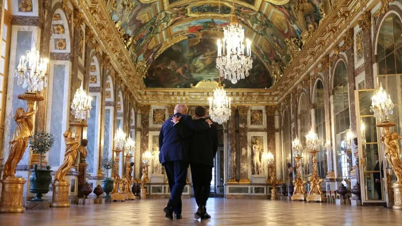DONALD TRUMP À VERSAILLES: LES IMAGES DE LA VISITE DU PRÉSIDENT AMÉRICAIN DURANT LAQUELLE IL A SIGNÉ L’ACCORD DE PAIX AVEC L’IRAN