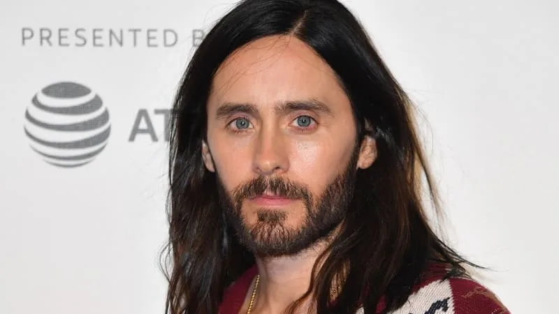 « CES ALLÉGATIONS SONT ABSOLUMENT FAUSSES »: À NOUVEAU ACCUSÉ D’AGRESSIONS SEXUELLES, JARED LETO NIE LES FAITS