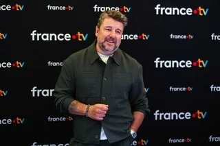 BRUNO GUILLON RACONTE AVOIR PERDU « 30 % D’AUDITION » APRÈS UN ACCIDENT TECHNIQUE EN DIRECT EN PLEINE ÉMISSION