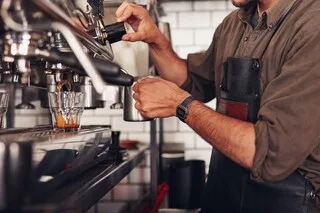 « J’AI TRAVAILLÉ COMME SERVEUR PENDANT UN MOIS SANS ÊTRE PAYÉ À LA FIN »