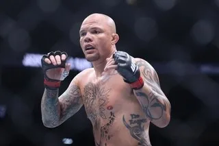 UN ANCIEN COMBATTANT UFC PLACÉ EN DÉTENTION POUR VIOLENCES CONJUGALES, SÉQUESTRATION ET MENACES TERRORISTES