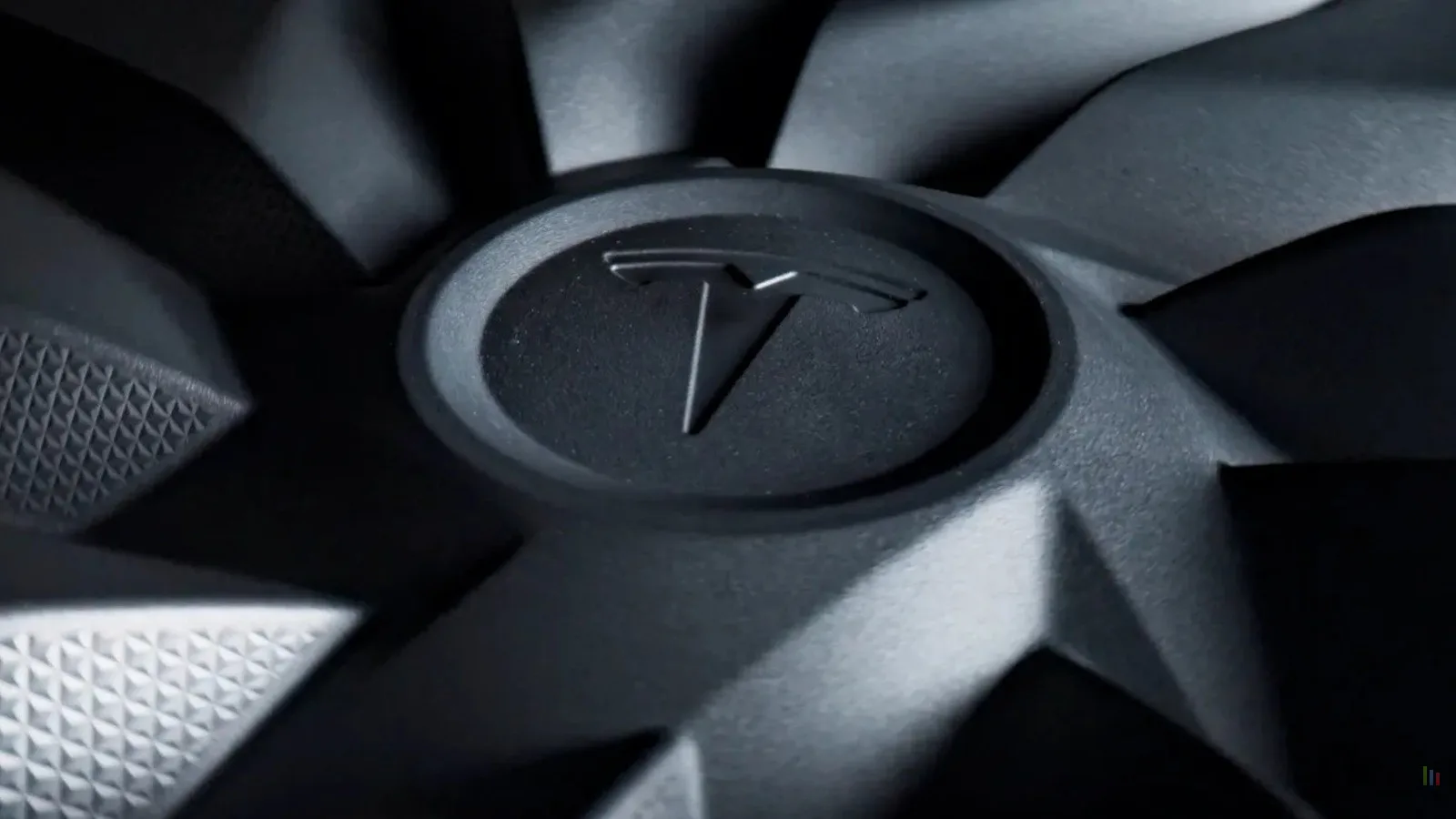 TESLA A ENFIN LA SOLUTION POUR NETTOYER LES CAMÉRAS DE SON AUTOPILOT