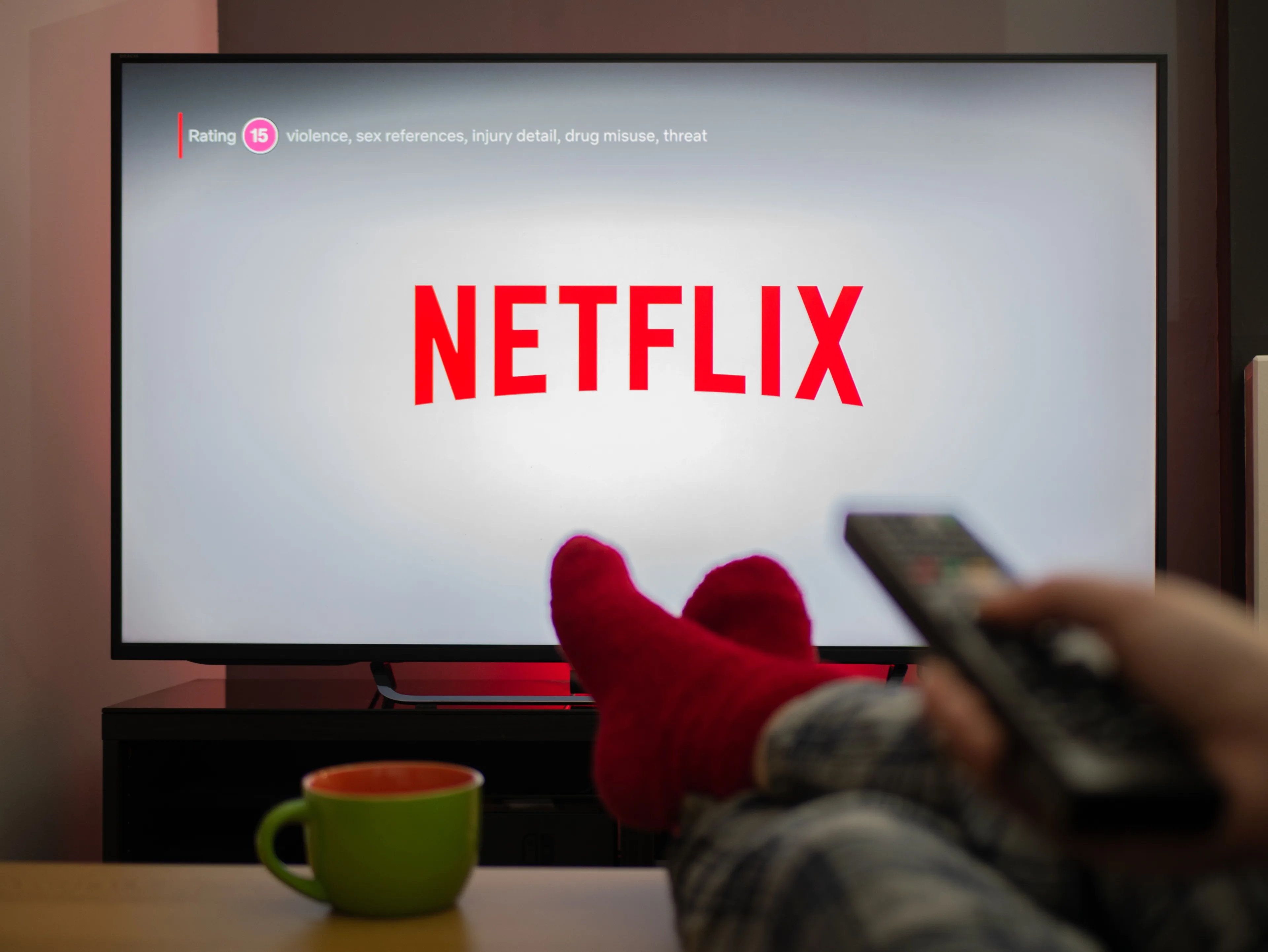 NETFLIX A UN VRAI PROBLÈME : SES PLUS GROSSES SÉRIES PERDENT JUSQU’À 70 % DE LEUR PUBLIC EN UNE SAISON