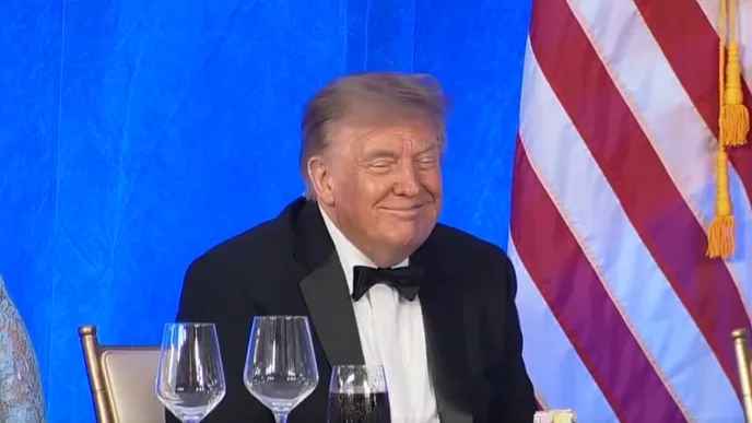 CETTE SCÈNE GÊNANTE ILLUSTRE LA TENSION ENTRE DONALD TRUMP ET LA PRESSE LORS DU DÎNER DES CORRESPONDANTS