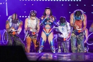 APRÈS UN AN ET DEMI D’ÉCHANGES EN COULISSES, KATY PERRY VA JOUER AUX VIEILLES CHARRUES : «CE SERA UN SHOW SPECTACULAIRE»