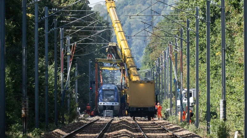 DÉRAILLEMENT D’UN TRAIN EN NORMANDIE: LES OPÉRATIONS DE RELEVAGE ONT COMMENCÉ, 200 PERSONNES MOBILISÉES