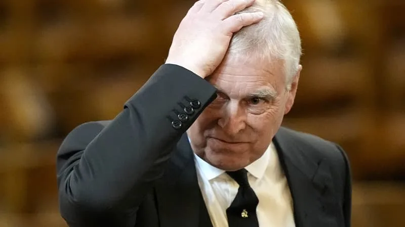 UNE FEMME « CONDUITE À WINDSOR À DES FINS SEXUELLES »: LA POLICE BRITANNIQUE ENQUÊTE SUR UNE ACCUSATION D’AGRESSION SEXUELLE VISANT L’EX-PRINCE ANDREW ET LANCE UN APPEL À TÉMOINS