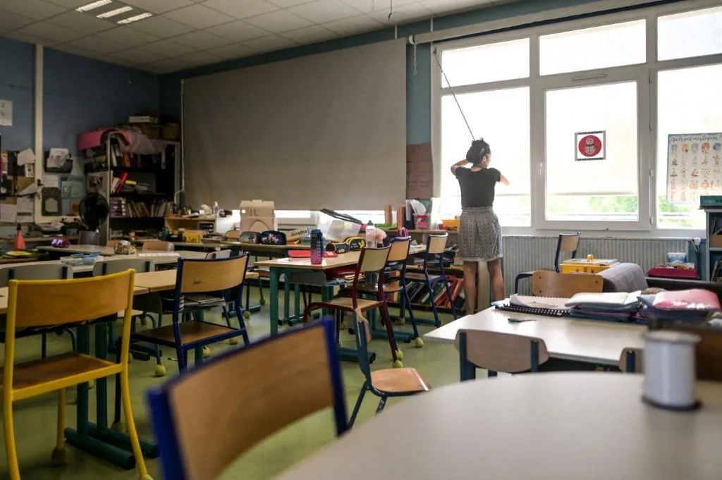 « LES ÉLÈVES PERLENT DE SUEUR » : DANS CES CLASSES, PROFS ET ÉCOLIERS ONT BIEN TROP CHAUD