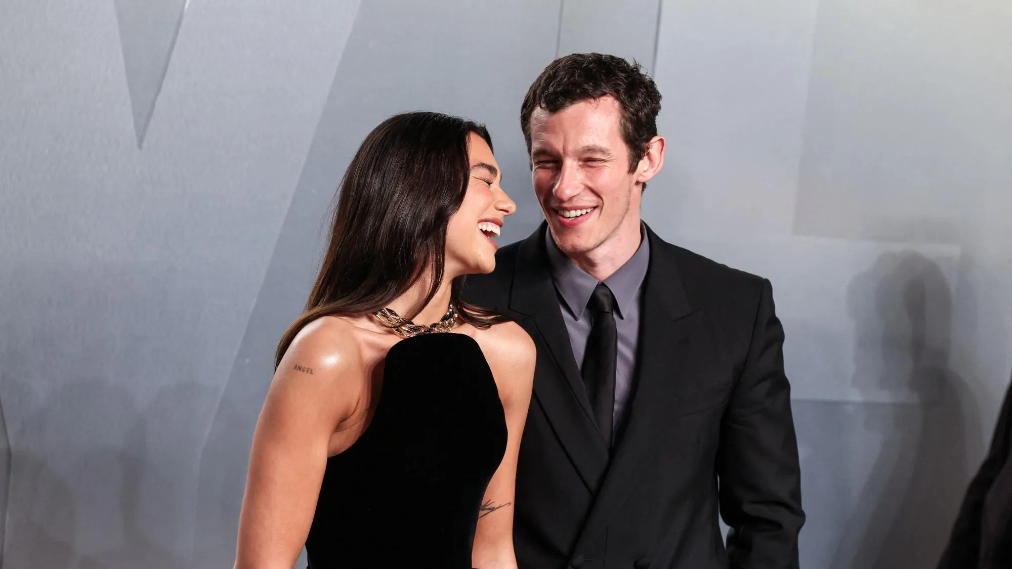 LE MARIAGE DE DUA LIPA ET CALLUM TURNER MET LA SICILE EN ÉBULITION, UN MUSÉE PRIVATISÉ POUR L’OCCASION