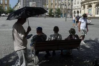 « JE DORS À L’HÔTEL » OU « CHEZ MES PARENTS » : ILS QUITTENT TEMPORAIREMENT LEUR LOGEMENT SURCHAUFFÉ PAR LA CANICULE