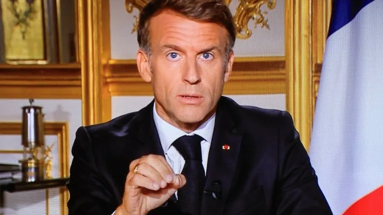« LAMENTABLE », « IRRESPONSABLE », « INQUIÉTANTE »… LA CLASSE POLITIQUE RÉAGIT À L’ALLOCUTION D’EMMANUEL MACRON APRÈS LES VIOLENCES URBAINES DU 17 OCTOBRE