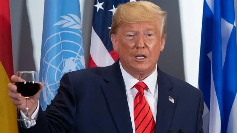 C’EST L’UNE DE SES CIBLES FAVORITES ET IL LES MENACE ENCORE DE DROITS DE DOUANE: DEPUIS SON RETOUR À LA MAISON BLANCHE, TRUMP JOUE AVEC LES NERFS DES PRODUCTEURS DE VIN FRANÇAIS (QUI EXPORTENT PLUS DE 20% DE LEURS PRODUITS AUX ÉTATS-UNIS)