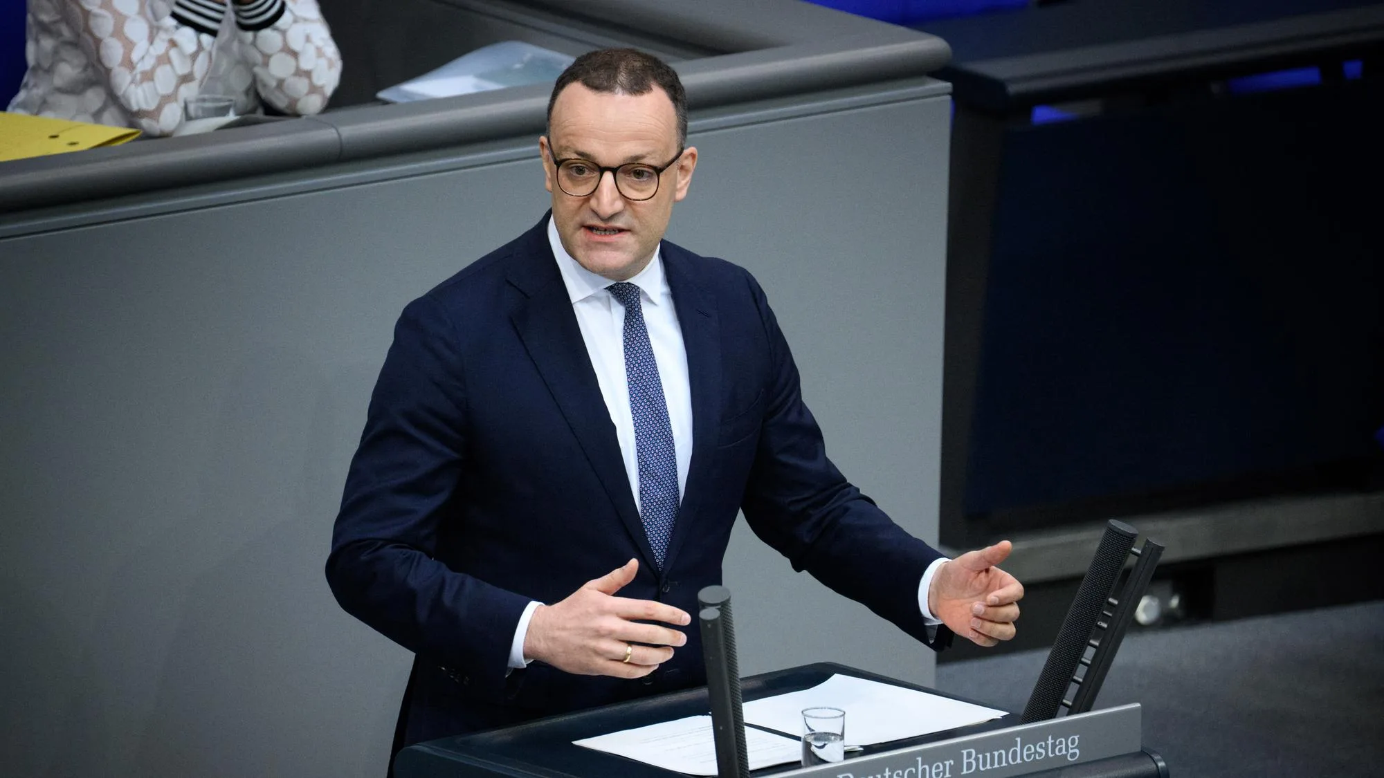 EN ALLEMAGNE, CET ÉLU CONSERVATEUR DÉMISSIONNE APRÈS AVOIR EU UN ENFANT PAR GPA