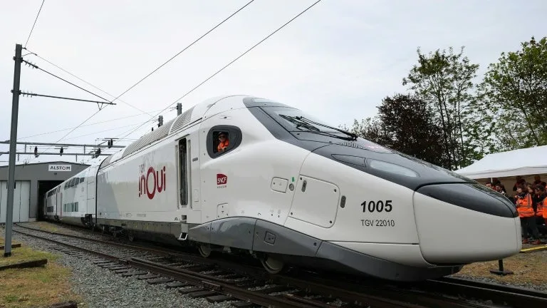 C’EST LE 6 NOVEMBRE À 9H56 QUE LE TGV NOUVELLE GÉNÉRATION PRENDRA ENFIN SON PREMIER DÉPART: DEUX ANS DE RETARD, 4,6 MILLIARDS D’EUROS DE COMMANDES MAIS UNE RÉVOLUTION À BORD