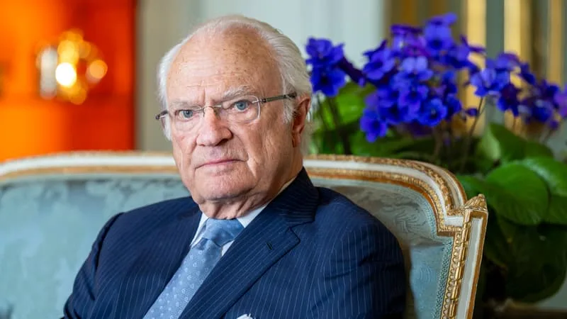 INFIDÉLITÉS, GAFFES ET SCANDALES: LA SURPRENANTE LONGÉVITÉ DE CARL XVI GUSTAF DE SUÈDE, QUI VIENT DE FÊTER SES 80 ANS