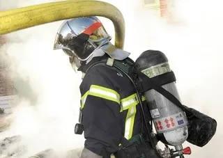 UN AVION TÉLÉCOMMANDÉ TOMBE SUR UNE LIGNE ÉLECTRIQUE ET PROVOQUE UN INCENDIE EN DORDOGNE