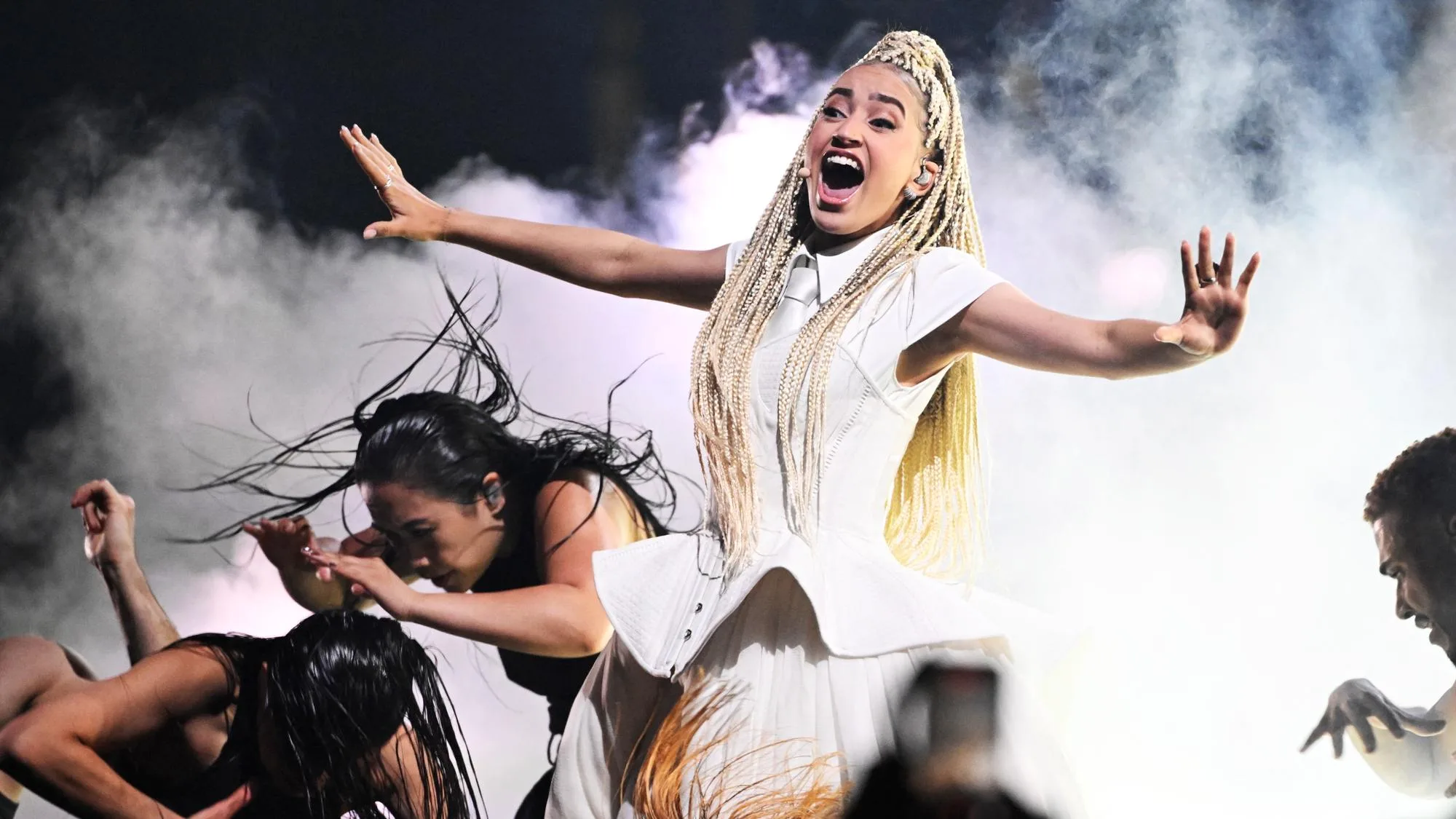 POUR SA PREMIÈRE EN DIRECT, MONROE ASSURE POUR LA FRANCE TANDIS QUE L’AUSTRALIE IMPRESSIONNE AVANT LA FINALE DE L’EUROVISION