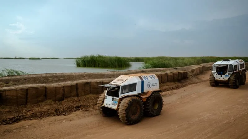 CONVOIS ALIMENTAIRES SEMI-AUTONOMES, ASSISTANT JURIDIQUE POUR LES RÉFUGIÉS… LE SECTEUR HUMANITAIRE S’EMPARE DE L’IA, MAIS L’OMBRE DES GÉANTS DE LA TECH SOULÈVENT DES CRITIQUES