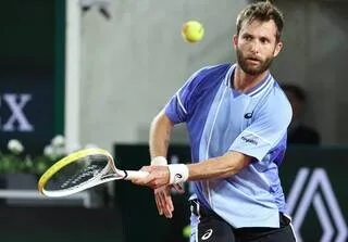 VIDÉO. LE TENNISMAN FRANÇAIS CORENTIN MOUTET BAISSE SON SHORT APRÈS UN POINT PERDU AU TOURNOI DE HAMBOURG
