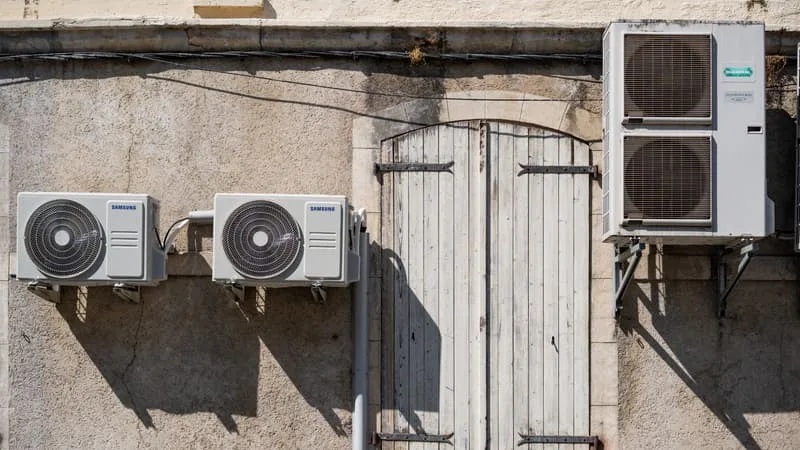 « UN BLABLA TECHNOCRATIQUE ET BUREAUCRATIQUE ÉPOUVANTABLE »: LES NORMES EMPÊCHENT-ELLES VRAIMENT D’INSTALLER DES CLIMATISATIONS AU POINT DE LE FAIRE EN CACHETTE, COMME LE DÉNONCE LE RN?