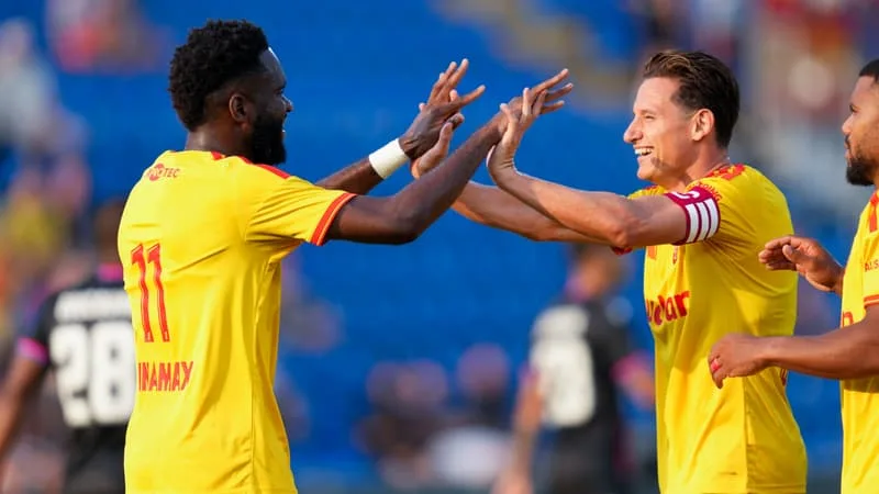 LENS COLLE UNE PETITE VALISE À CRYSTAL PALACE EN 45 MINUTES POUR SES RETROUVAILLES AVEC PIERRE SAGE