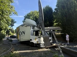 « LE PONT N’A PAS DU TOUT RÉSISTÉ » : UN POIDS LOURD DÉTRUIT UNE PASSERELLE POUR PIÉTONS DANS LE CALVADOS