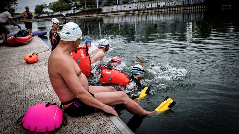 PARIS: DEUX SITES DE BAIGNADE DANS LA SEINE FERMÉS EN RAISON D’UNE POLLUTION AU FIOUL