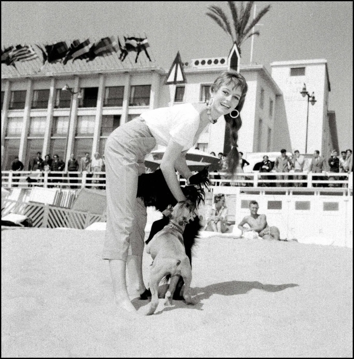 UNE PLAGE « BRIGITTE BARDOT » INAUGURÉE À CANNES PENDANT LE FESTIVAL DE CINÉMA