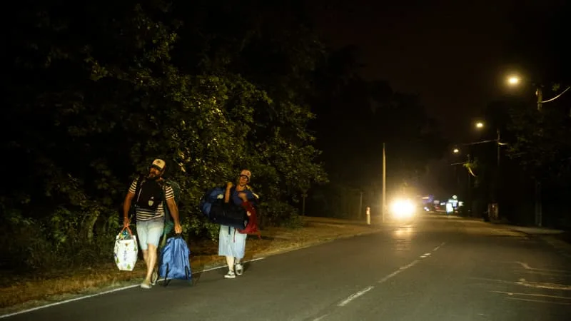 « LE FEU EST À PROXIMITÉ DES HABITATIONS »: APRÈS LE CAP FERRET, LA VILLE D’ARÈS EN GIRONDE CONTRAINTE D’ÉVACUER EN TOTALITÉ