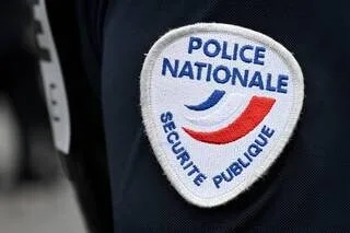 EN FINISTÈRE, UN HOMME SE RETRANCHE CHEZ LUI ARMÉ DE COUTEAUX ET AGRESSE TROIS POLICIERS
